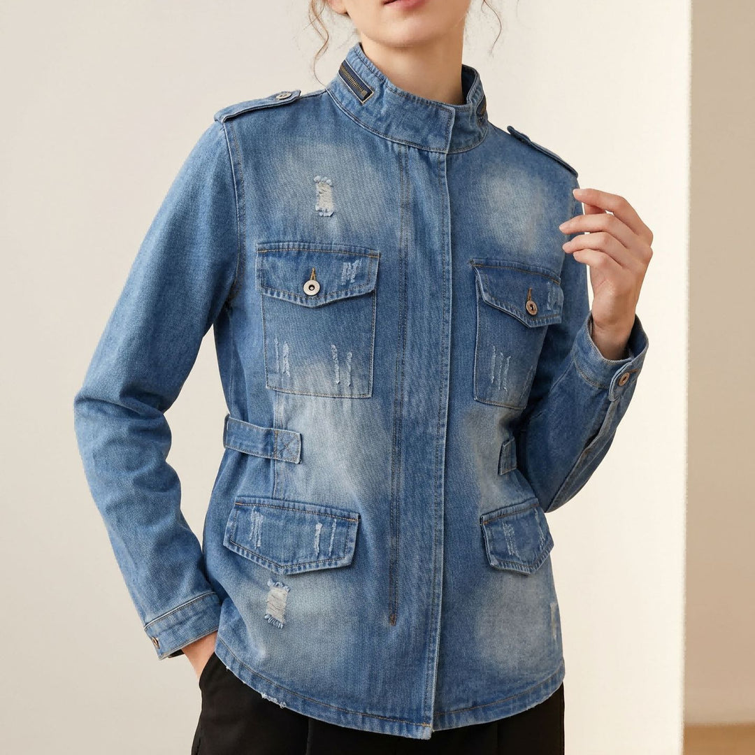 Damen nan taillierte Military-Denimjacke mit Stehkragen, aufgesetzten Pattentaschen und dezenten Used-Details Echo Archiv