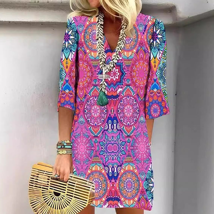 Damen nan kurzes Boho‑Tunika‑Minikleid mit V‑Ausschnitt, Mandala‑Alloverprint und Dreiviertelärmeln Echo Archiv