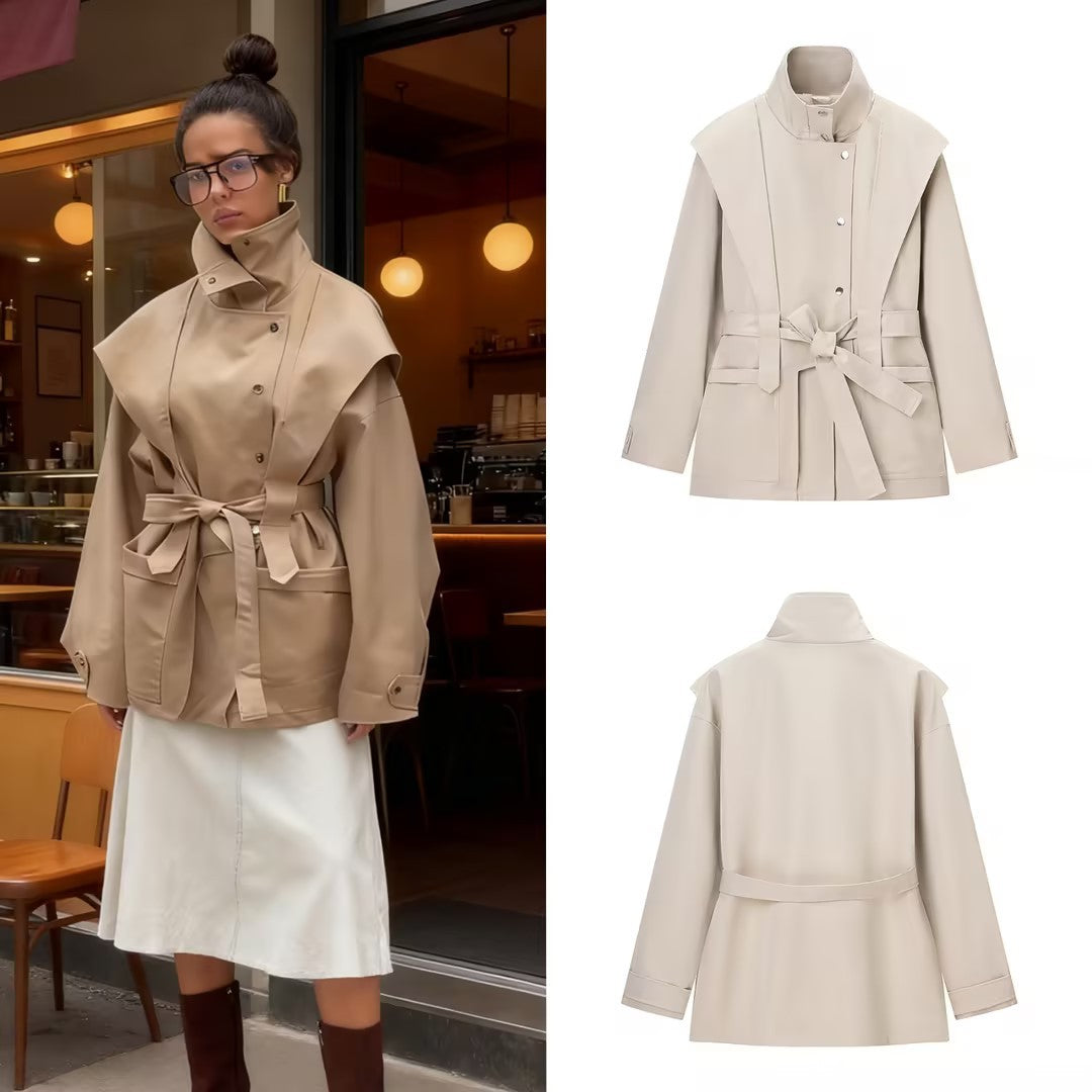 Damen Kurze Taillierte Regenjacke mit Cape‑Schulterdetail und Bindegürtel Echo Archiv