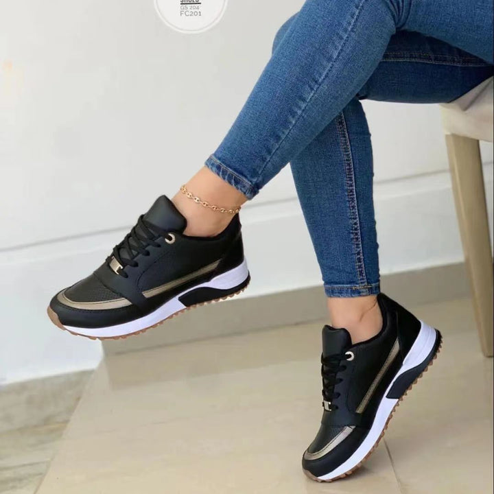 Damen Keilabsatz-Sneaker mit Goldakzenten und gepolsterter Laufsohle – Névara
