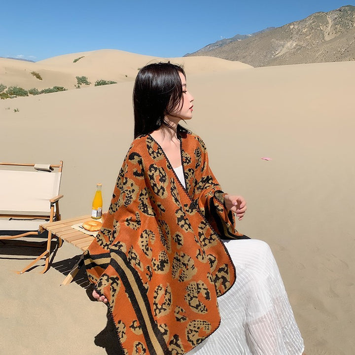 Damen Oversize‑Poncho im Strick‑Wollmix mit Leo‑Jacquard und V‑Ausschnitt Echo Archiv