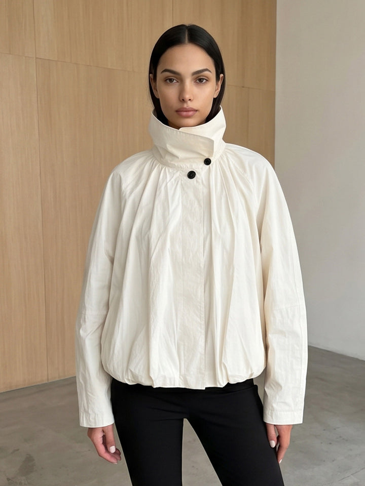 Damen Kurzjacke mit hohem Stehkragen, geraffter Schulterpartie und elastischem Saum Echoarchiv