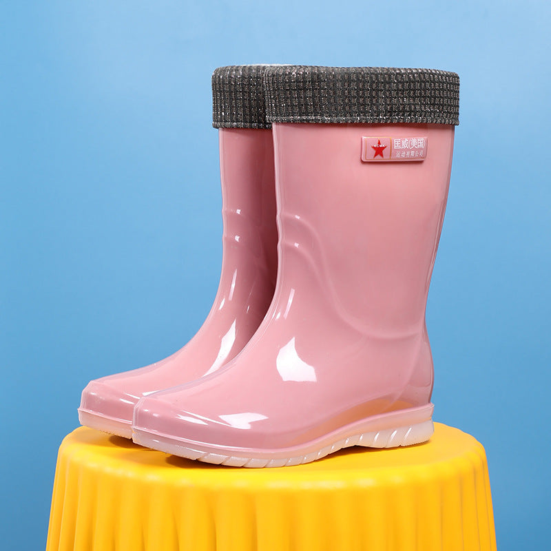 Damen Mittelhohe wasserdichte Gummistiefelette mit glänzender PVC‑Optik und rutschfester Sohle Echoarhiv – Lioré