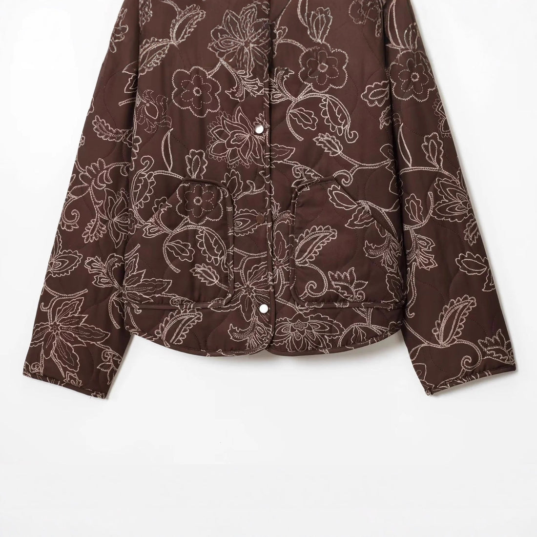 Damen gesteppte Kurzjacke mit floralem Steppmuster, Druckknopffront und Taillenzug – Célinea