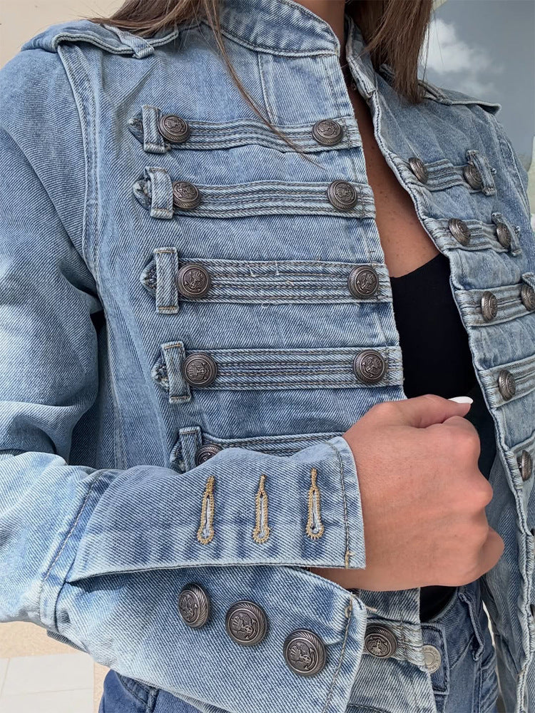 Damen Kurz geschnittene Jeansjacke im militärisch inspirierten Stil mit dekorativen Knopfleisten Echoarchiv
