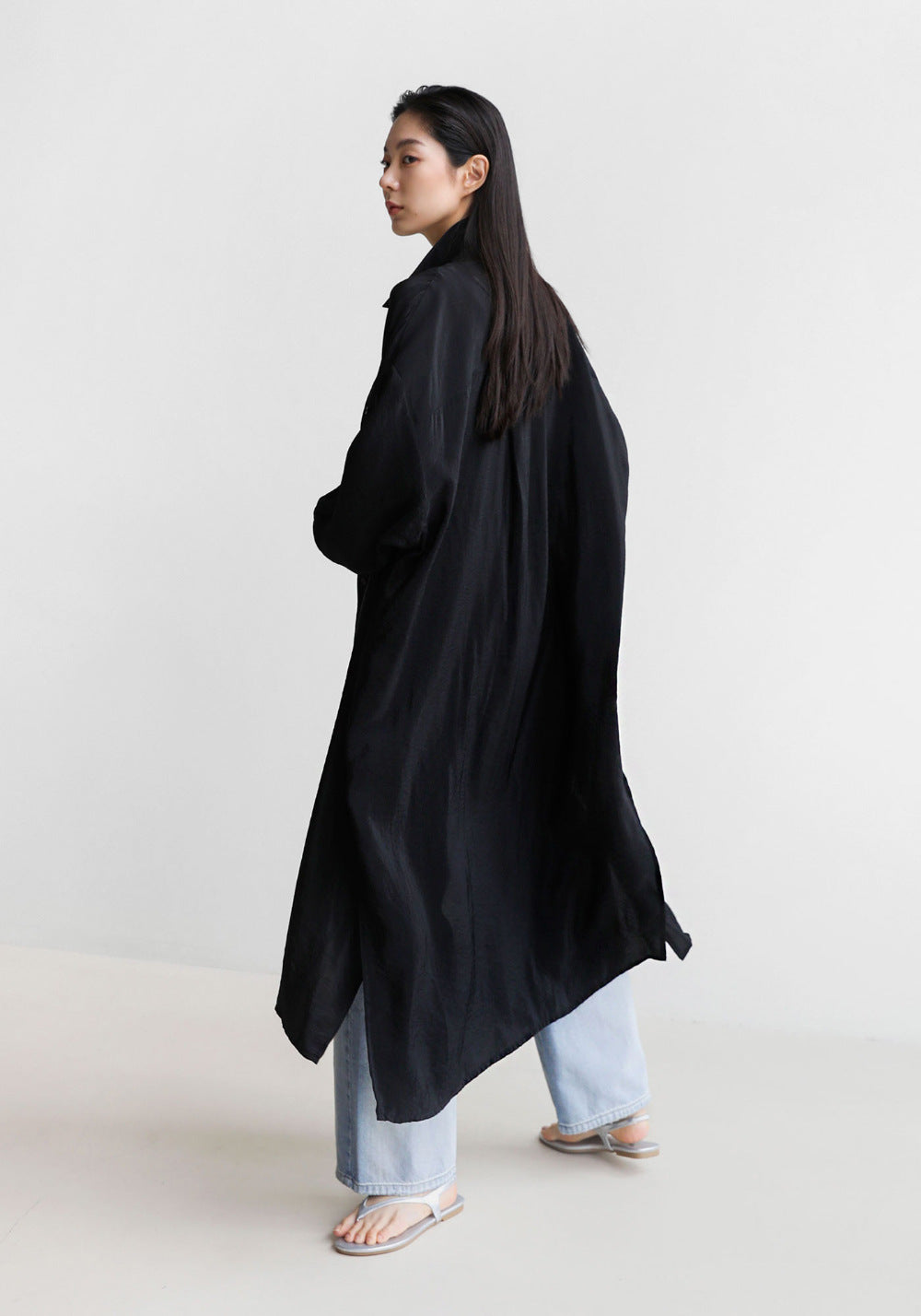 Damen Langer Satin‑Effekt Duster mit Stehkragen, Oversize‑Schnitt und tiefen Seitenschlitzen – Montévia