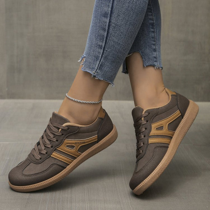 Damen Casual-Sneaker im Retro-Look aus Wildlederimitat mit kontrastierenden Zierstreifen und dämpfender Gummisohle – Névara