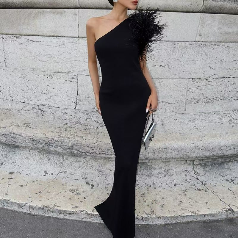 Damen Elegantes Abendkleid mit asymmetrischem Schnitt und kunstvollem Federbesatz Echo Archiv