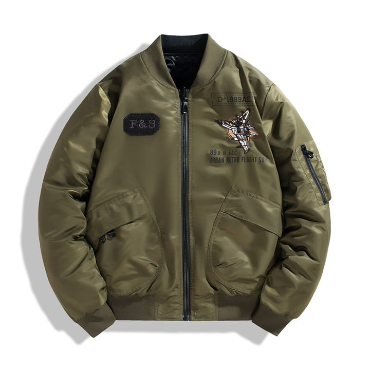 Männliche -isolierte Piloten-Bomberjacke mit gesticktem Flugzeugapplikation und verstärkten Utility-Taschen Echo Archiv