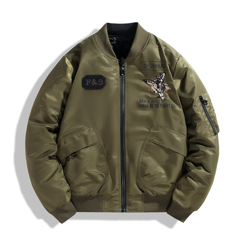 Männliche -isolierte Piloten-Bomberjacke mit gesticktem Flugzeugapplikation und verstärkten Utility-Taschen Echo Archiv