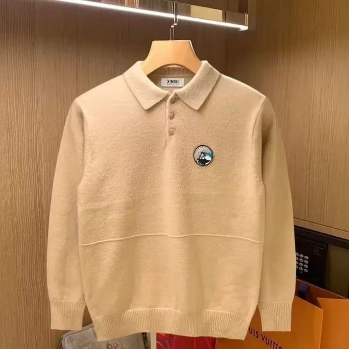 Herren Polokragen-Pullover aus weichem Flauschstrick mit Logo‑Patch Echoarchiv