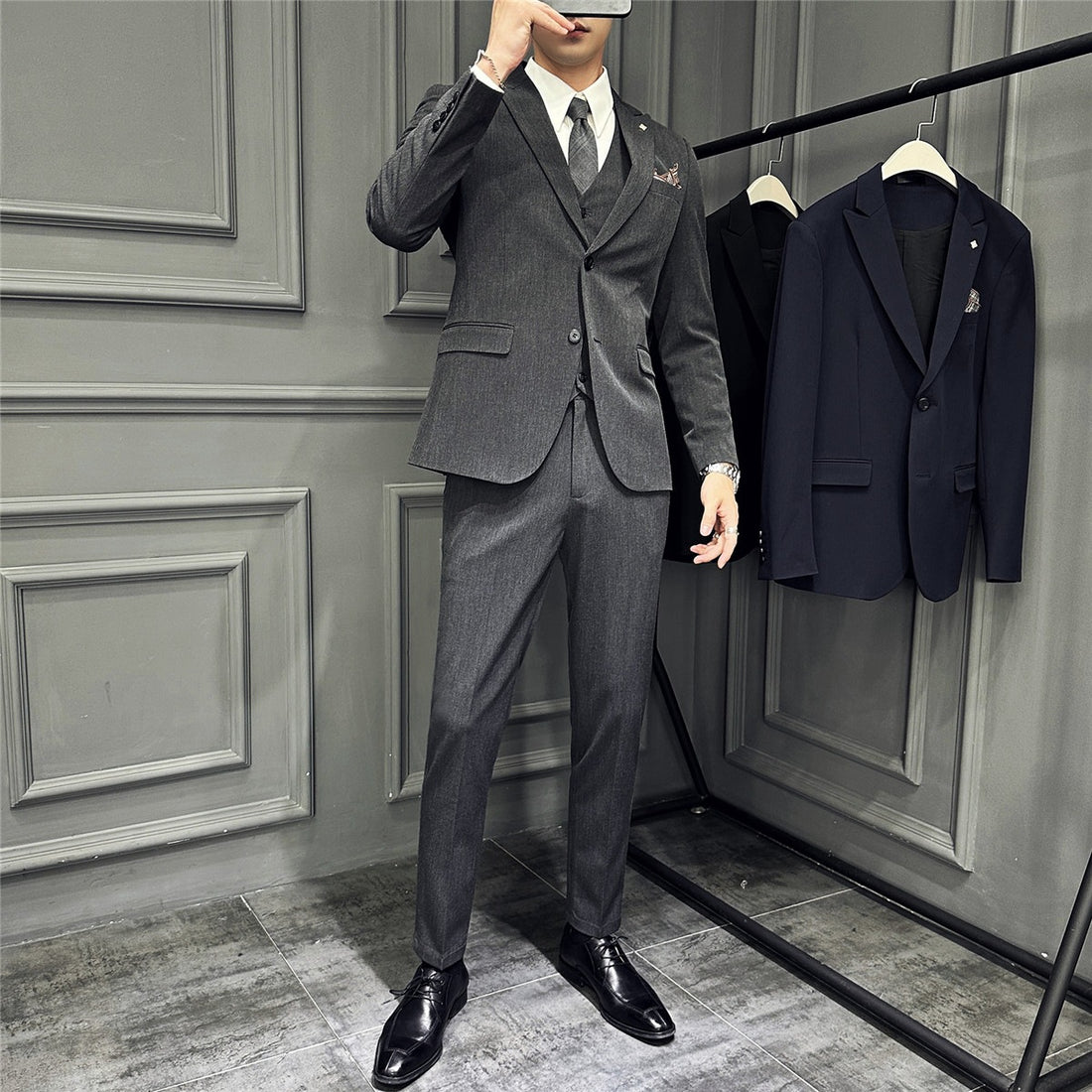 Herren Slim-Fit Businessanzug mit Weste, schmalem Revers und feiner Struktur Echo Archiv