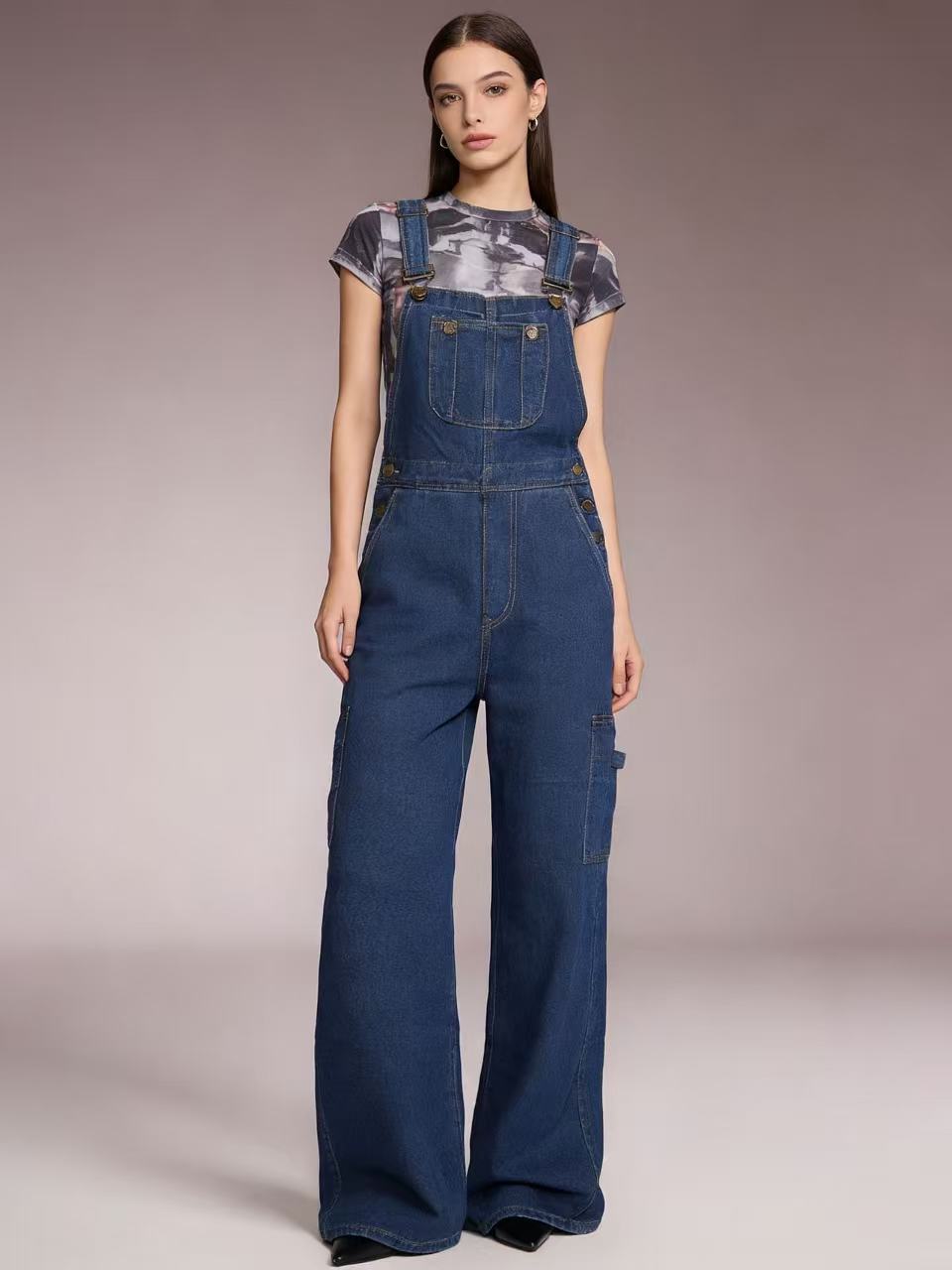 Damen Latzhose im lässigen oversized Schnitt mit funktionalen Seitentaschen Echo Archiv
