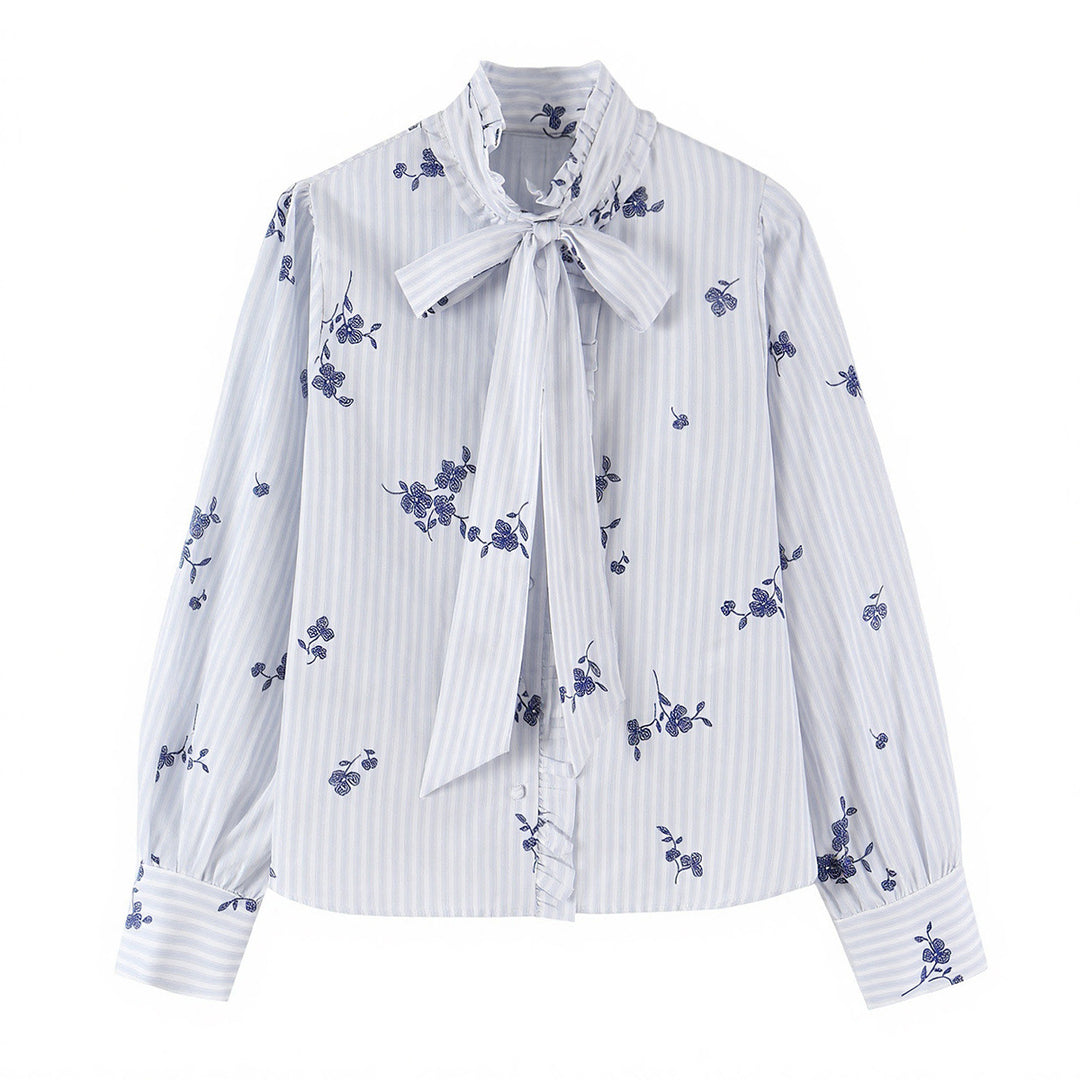 Damen Schlupfbluse mit Schleifenkragen, Rüschenpasse und floraler Stickerei Echoarchiv