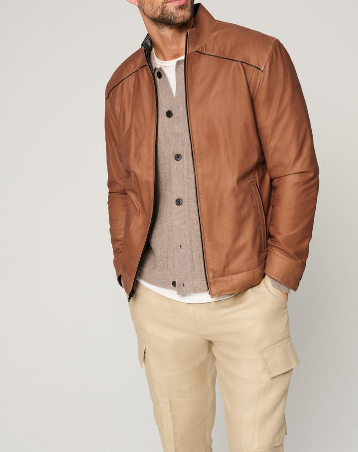 Herren modische Lederjacke mit klassischem Stehkragen und eleganten Akzenten Echoarchiv