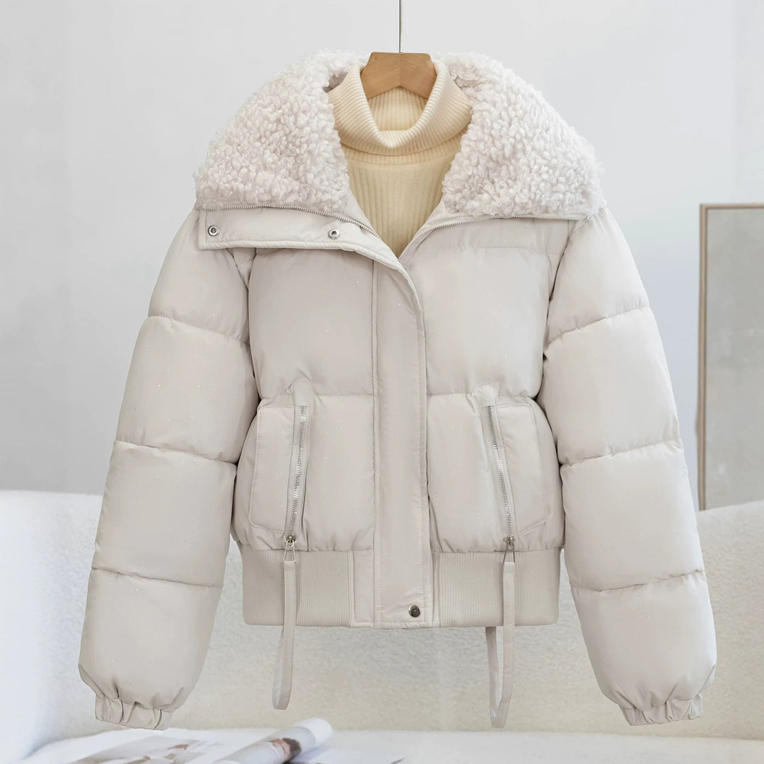 Damen Kurz geschnittene Pufferjacke mit Teddykragen, Reißverschlusstaschen und Rippbündchen Echo Archiv