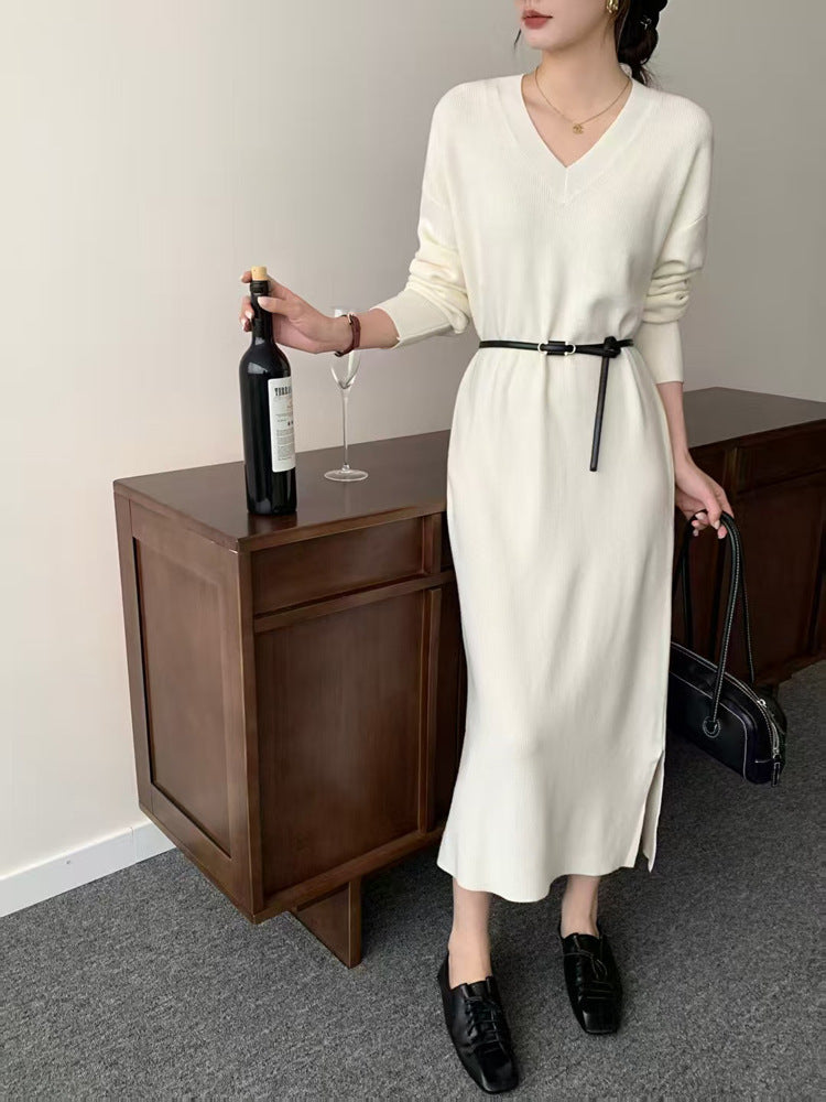 Damen Langes Feinstrick-Midikleid mit V‑Ausschnitt, Seitenschlitz und entspannter Silhouette Echoarchiv