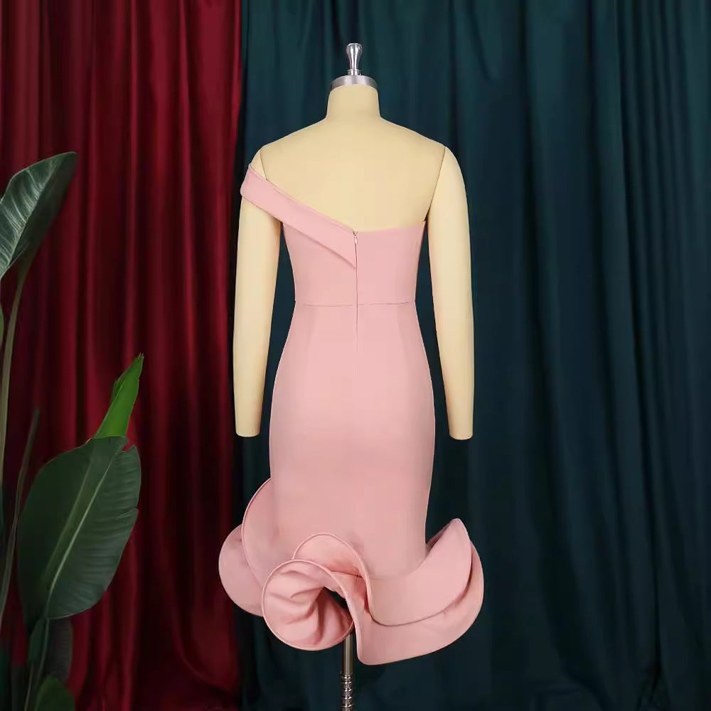 Damen elegantes Cocktailkleid mit asymmetrischem Ausschnitt und voluminösem Saum Echo Archiv