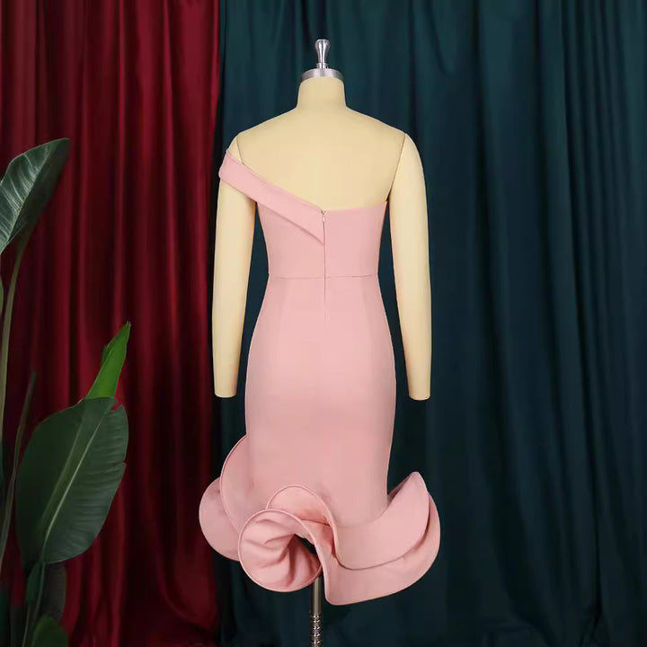 Damen elegantes Cocktailkleid mit asymmetrischem Ausschnitt und voluminösem Saum Echo Archiv