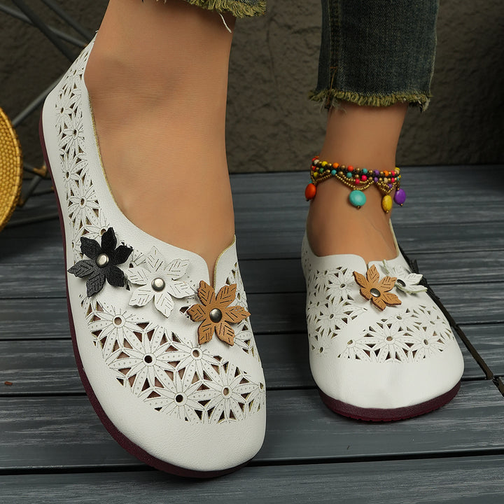 Damen nan flache Ballerina-Pantoffel mit Laserperforation und dreidimensionaler Blumenapplikation Echo Archiv
