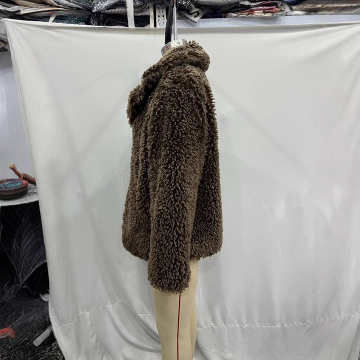 Damen Teddyfell-Manteljacke mit großem Schalkragen, wärmender Wattierung und verdeckter Verschluss – Célinea