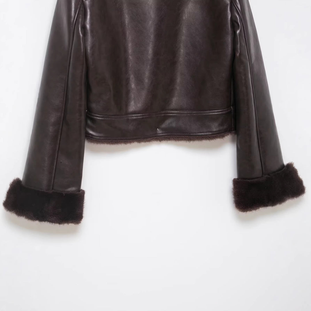 Damen Kurze Lammfelljacke im Vintage-Look mit hohem Stehkragen und aufgesetzten Taschen Echoarchiv