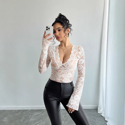 Damen nan tailliertes Spitzenshirt mit tiefem V-Ausschnitt, floraler Netzspitze und langen Ärmeln Echo Archiv