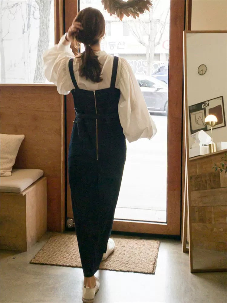 Damen Langes Jeans-Latzkleid mit eckigem Ausschnitt, Taillenband und vorderem Beinschlitz – Valéora