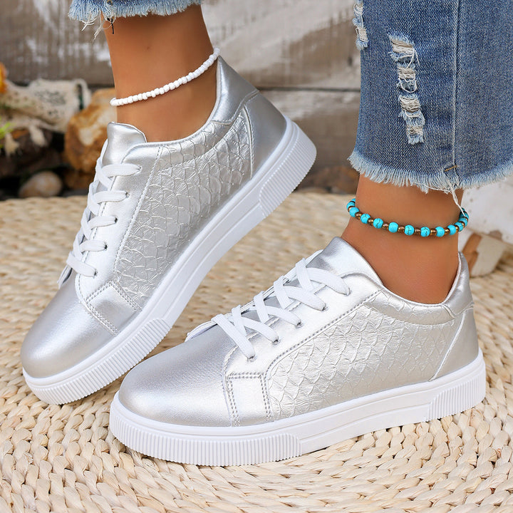 Damen Flache Sneaker mit Metallic‑Finish und geprägter Seitenstruktur Echo Archiv