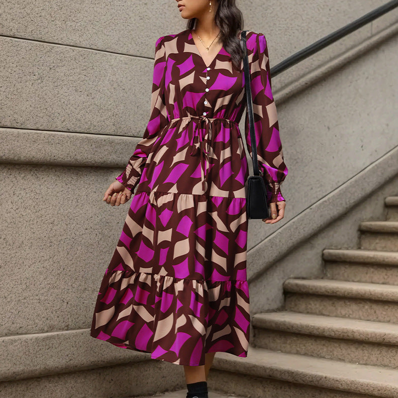 Damen Langes Stufen-Maxikleid mit grafischem Print, V-Ausschnitt, Kordelbund und gerafften Manschetten Echoarchiv