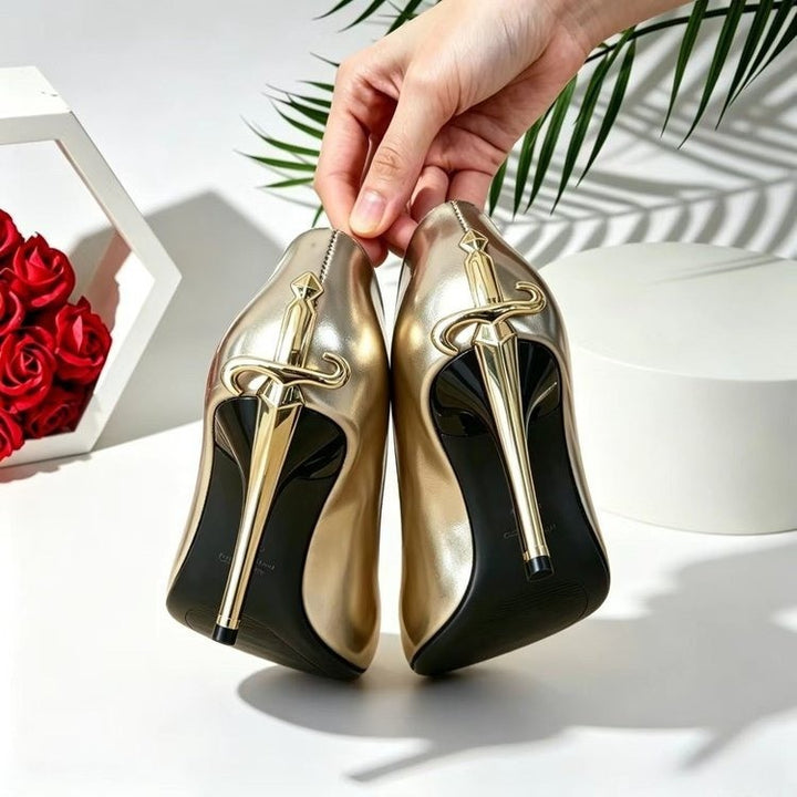 Damen Luxuriöse Absatzpumps mit Dolch‑Ornament am Stiletto Echo Archiv