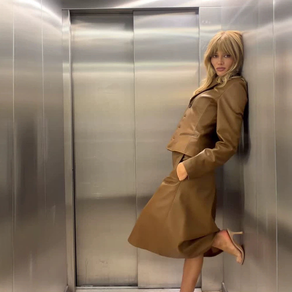 Damen Taillierter Blazer aus Lederimitat mit Wiener Nähten und Reverskragen Echoarchiv
