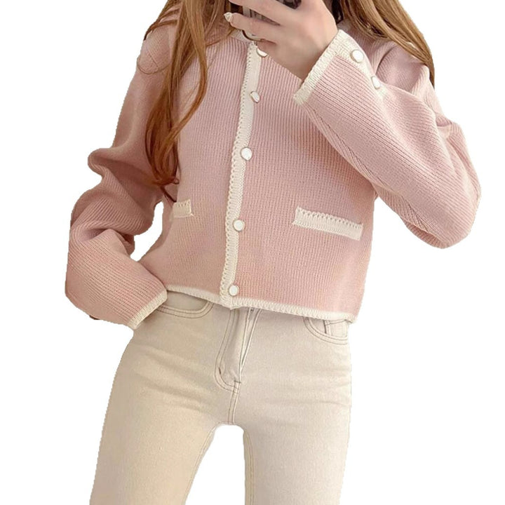 Damen Kurzgeschnittener gerippter Cardigan mit kontrast‑Häkelkante, Zierknopfleiste und Taschenleisten – Veloura