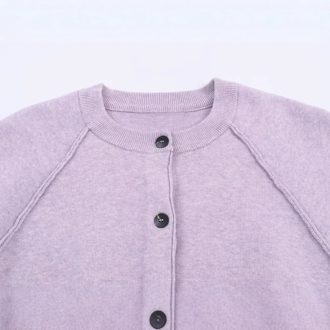 Damen kurze Knopfstrickjacke mit Raglanärmeln, breitem Rippbund und verlängerten Ärmelbündchen – Célinea