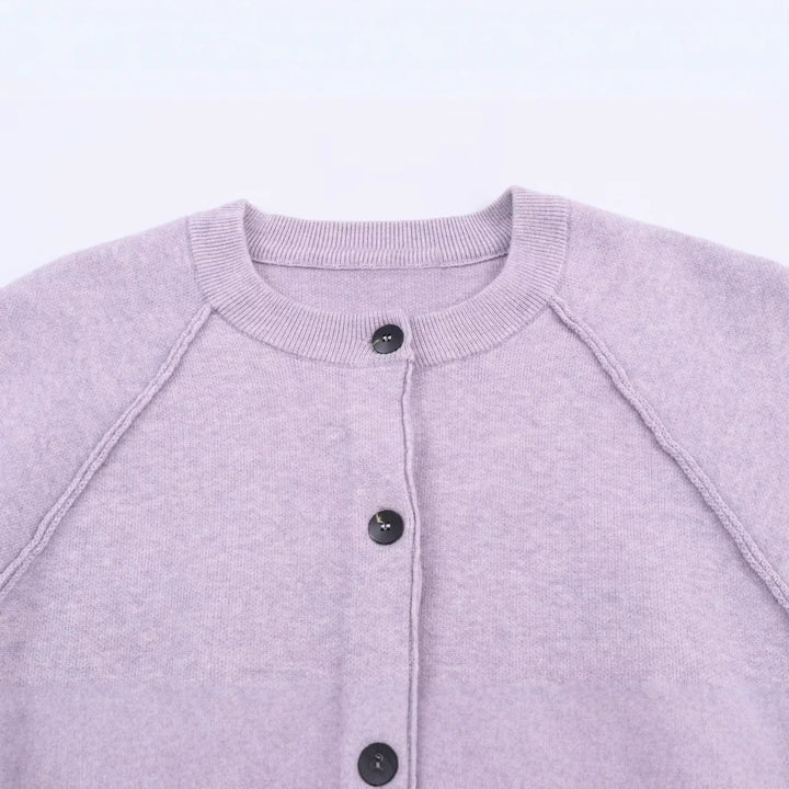 Damen kurze Knopfstrickjacke mit Raglanärmeln, breitem Rippbund und verlängerten Ärmelbündchen – Célinea