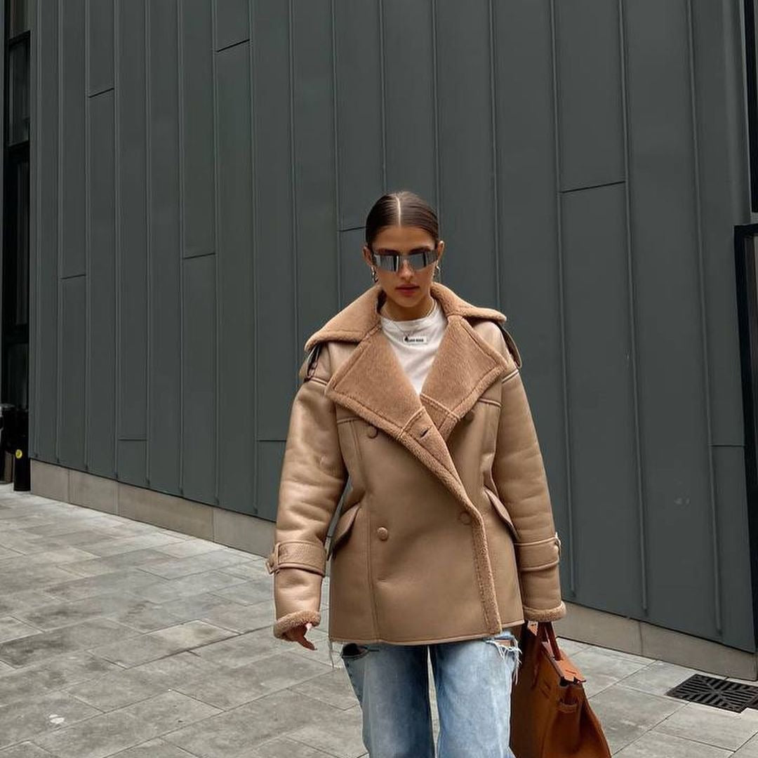 Damen Oversized Fliegerjacke aus Lammfellimitat mit Doppelreihiger Knopfleiste Echoarchiv