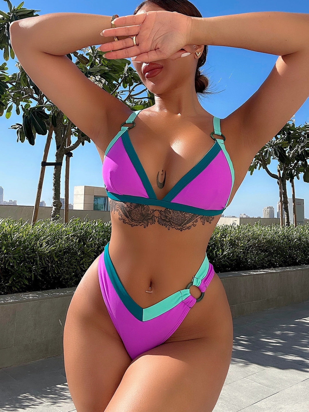 Damen Triangel-Bikini mit modischen Schnallen und eleganten Akzenten Echo Archiv