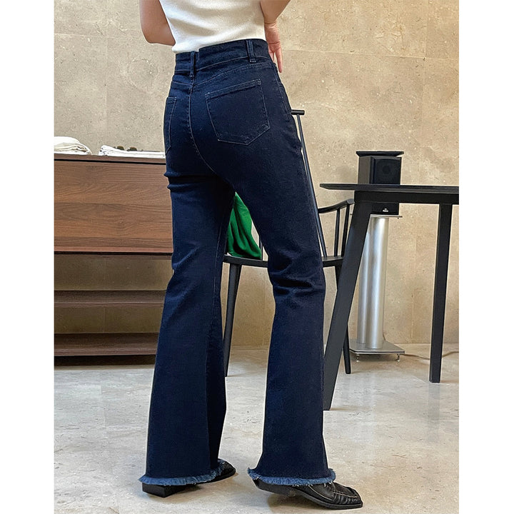 Damen High‑Waist Schlagjeans mit leichtem Bootcut und fransigem Saum Echoarchiv
