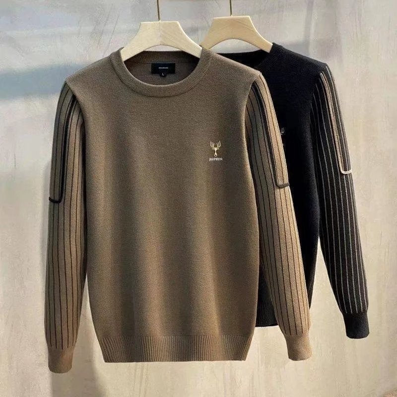 Herren Strickpullover mit gestreiften Rippenärmeln und gesticktem Hirschlogo Echoarchiv