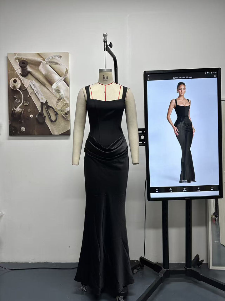 Damen Fließendes Maxi-Kleid mit asymmetrischem Schnitt und raffiniertem Drapé Echo Archiv