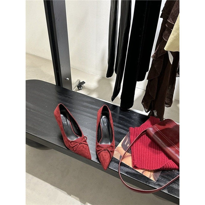 Damen Spitz zulaufende Wildleder‑Pumps mit skulpturiertem Kittenabsatz und Zierknoten – Lioré