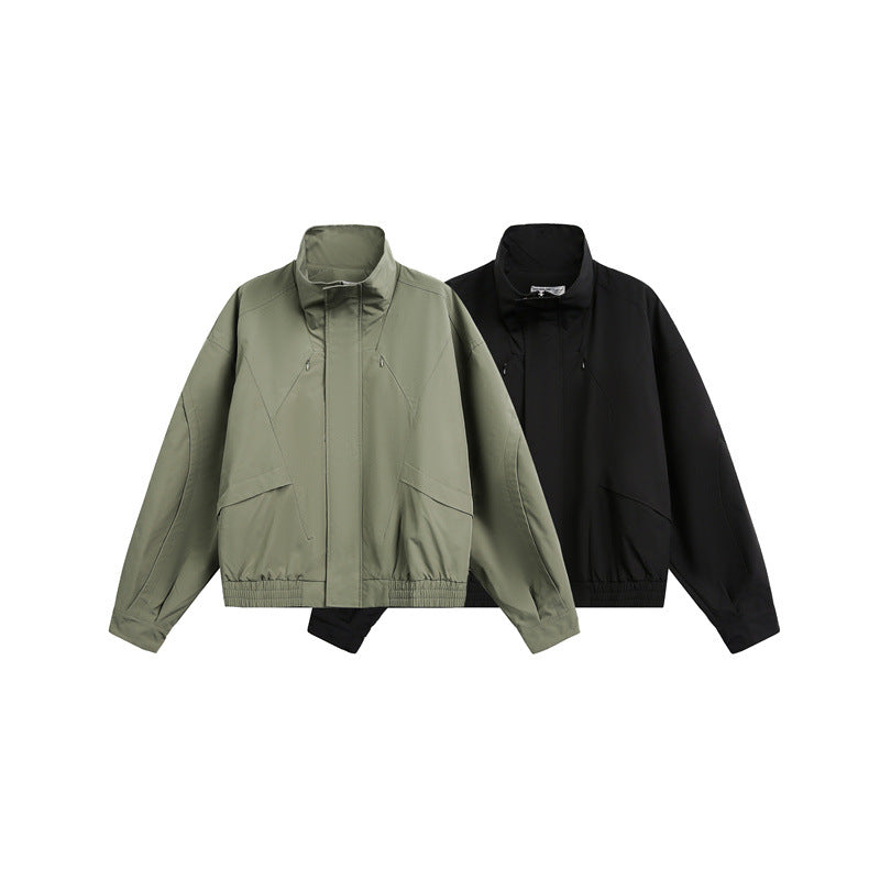 Unisex Kurzblouson im minimalistischen Tech‑Stoff mit Funnelkragen und verdeckter Frontblende Echoarchiv