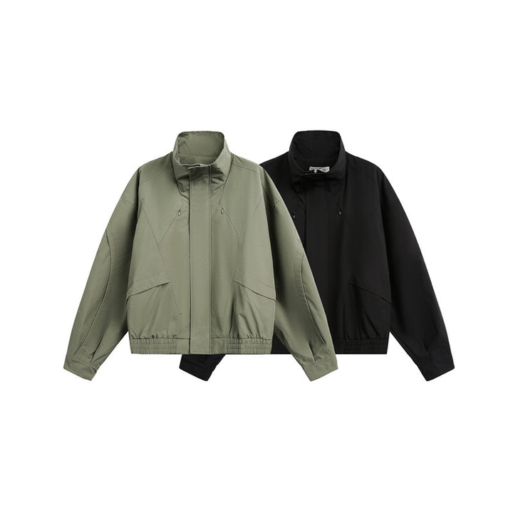 Unisex Kurzblouson im minimalistischen Tech‑Stoff mit Funnelkragen und verdeckter Frontblende Echoarchiv