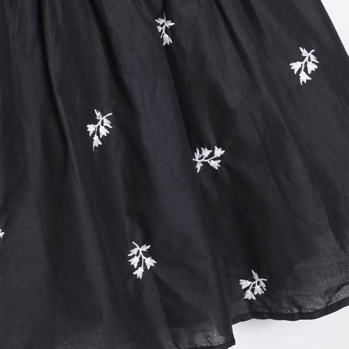 Damen Sommerkleid mit feinen Stickereien und verstellbaren Trägern Echo Archiv