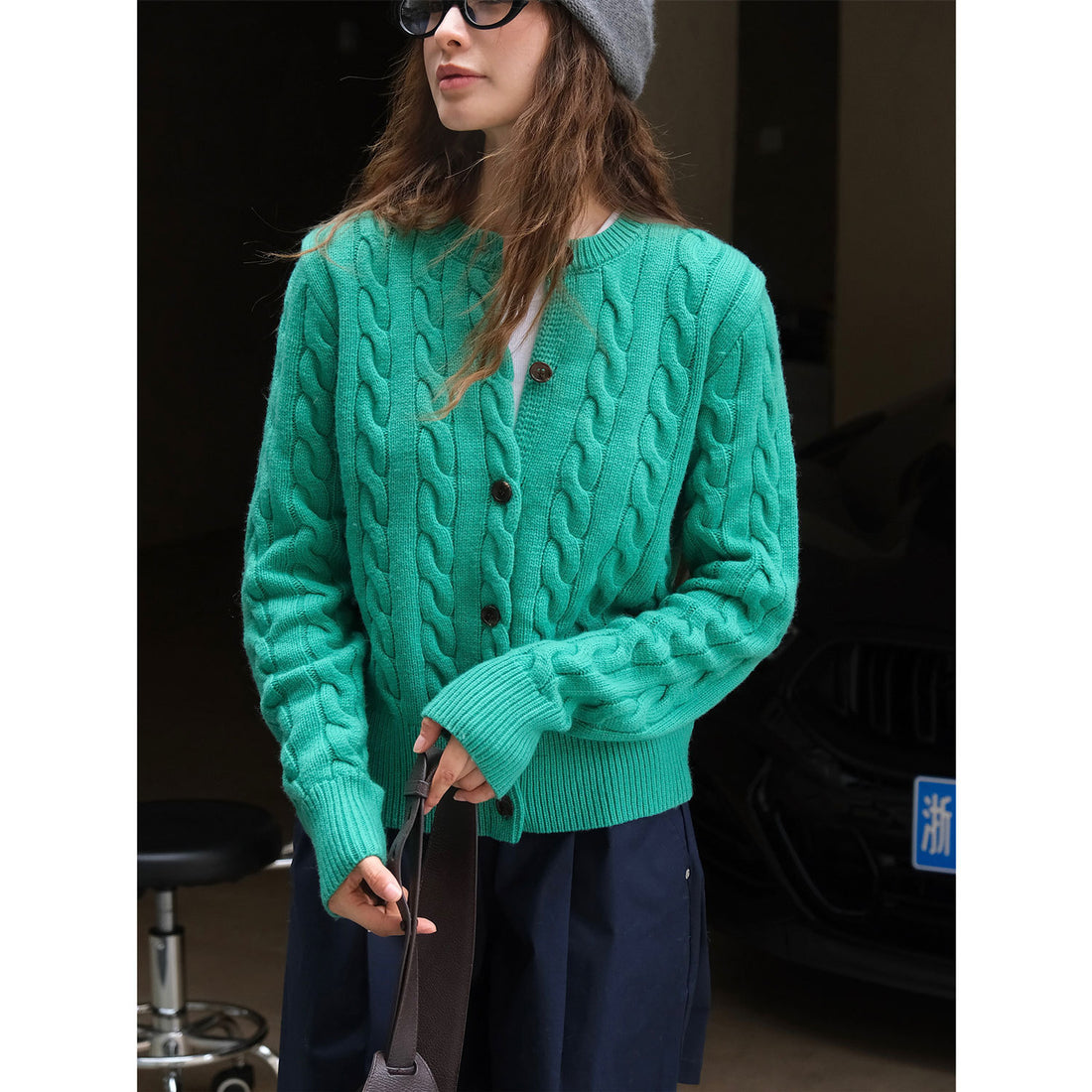 Damen Gemütliche Zopfmuster‑Strickjacke mit V‑Ausschnitt und Holzknöpfen Echoarchiv