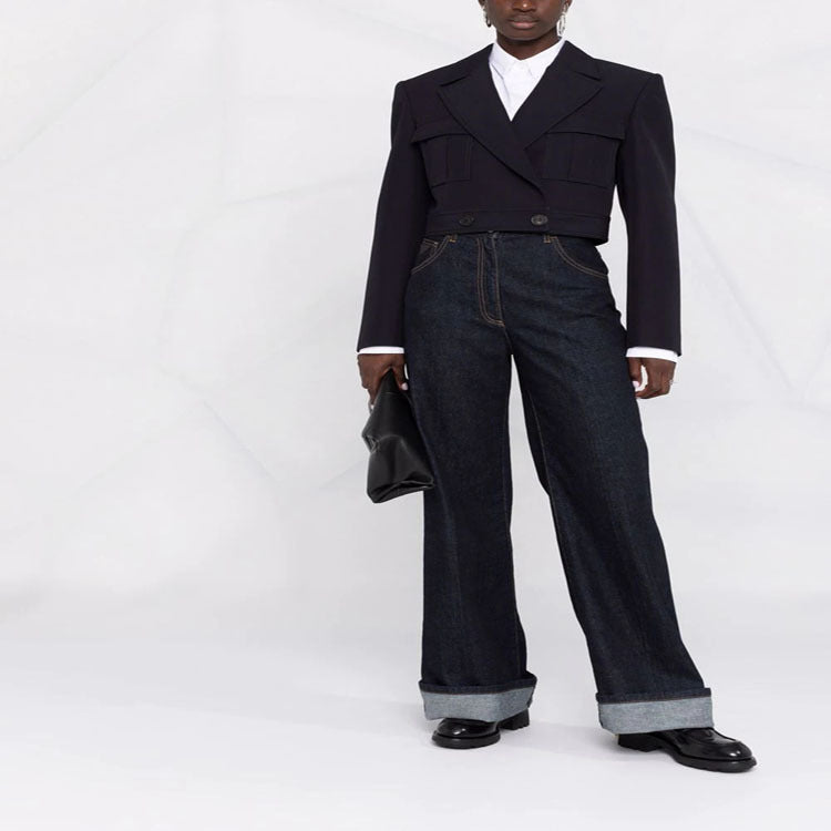 Damen Kurzblazer im Tailoring mit aufgesetzten Pattentaschen und markanter Schulterpartie Echoarchiv
