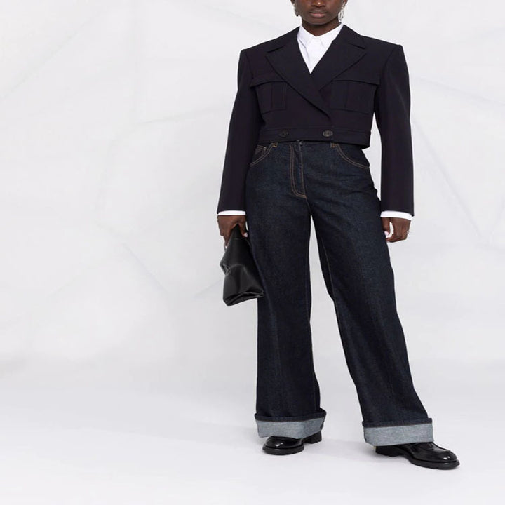 Damen Kurzblazer im Tailoring mit aufgesetzten Pattentaschen und markanter Schulterpartie Echoarchiv
