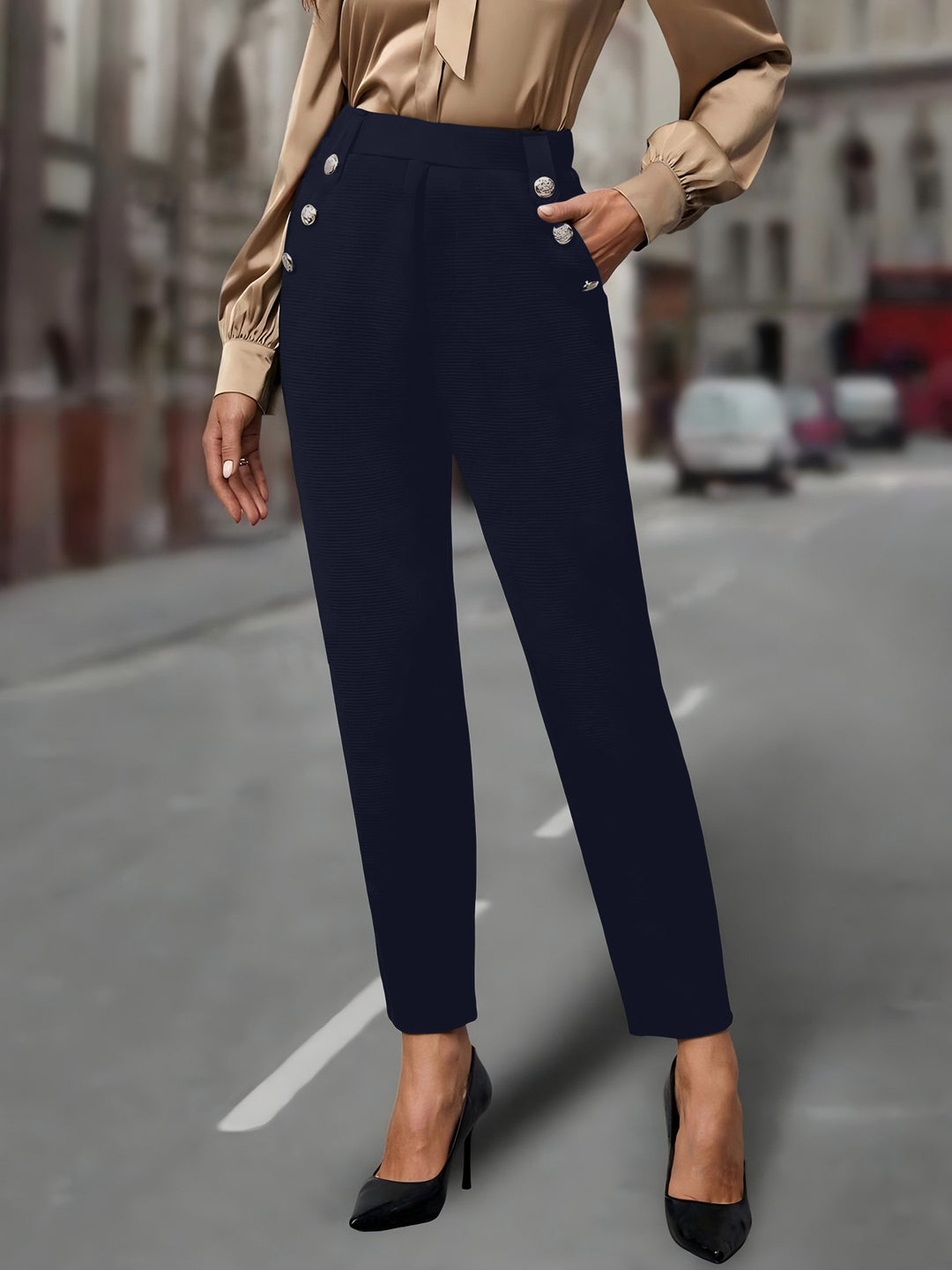 Damen Hochtaillierte Bundfaltenhose mit Zierknöpfen und schmalem Knöchelschnitt – Avérine