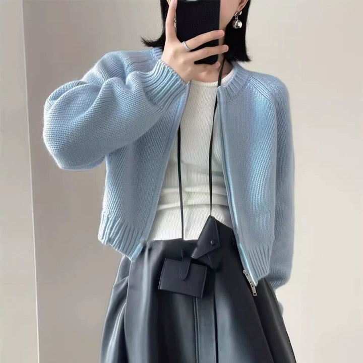 Damen Kurzjacke aus softem Feinstrick mit durchgehendem Reißverschluss und geripptem Saum Echoarchiv