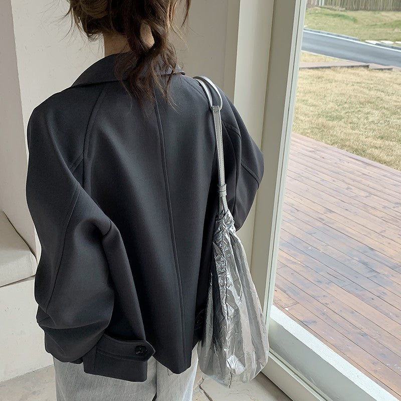 Damen Oversize Kurzjacke mit überschnittenen Schultern und großer Knopfleiste Echoarchiv